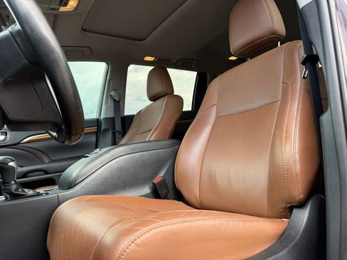 Used 2019 Toyota Highlander Limited FWD image 14