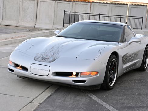 Used 2003 Chevrolet Corvette Coupe w/ Preferred Equipment Group RWD image 3