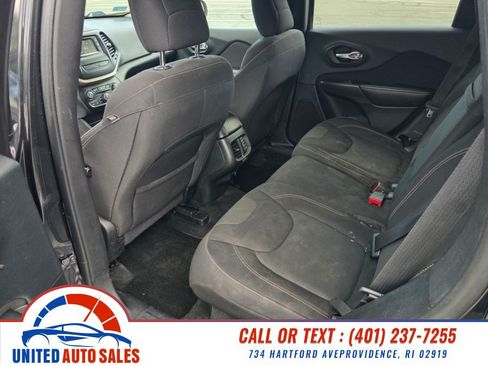 Used 2015 Jeep Cherokee Latitude w/ Cold Weather Group AWD/4WD image 10