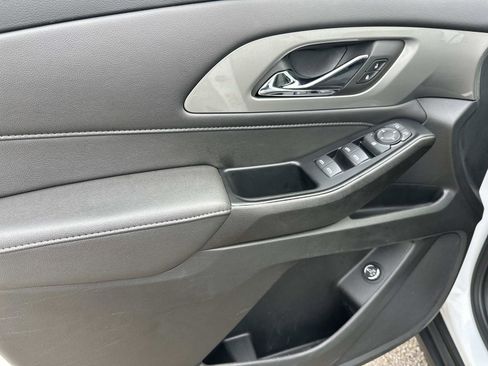 Used 2023 Chevrolet Traverse LT image 17