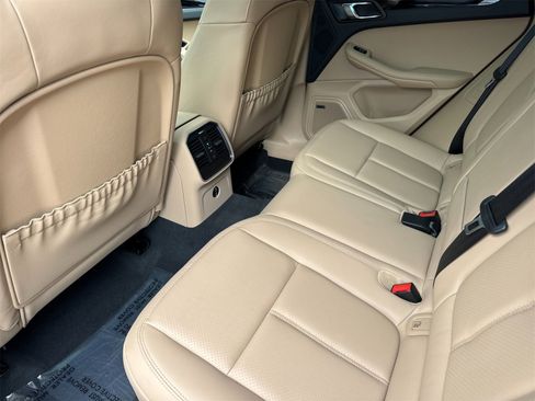 Used 2025 Porsche Macan image 14