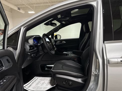 New 2026 Chrysler Pacifica Limited image 20