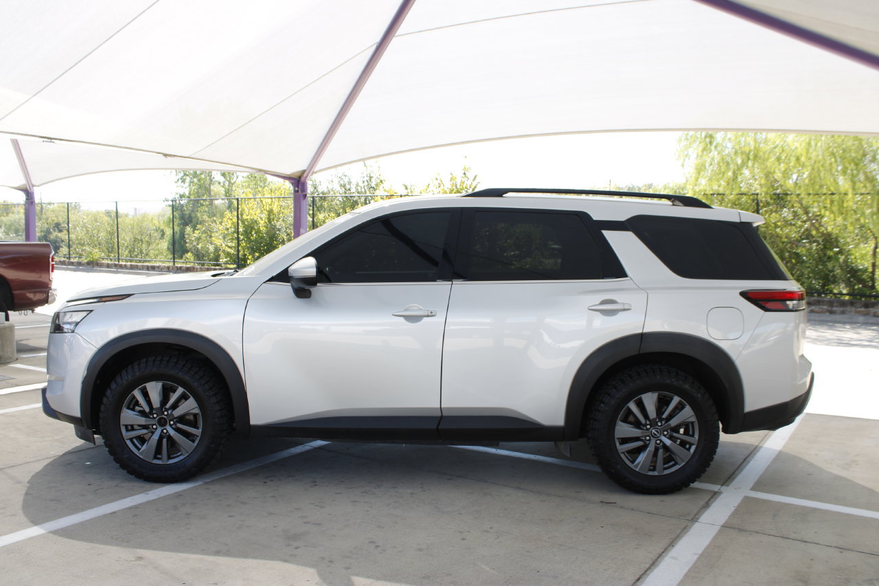 Used 2023 Nissan Pathfinder SV AWD/4WD image 2