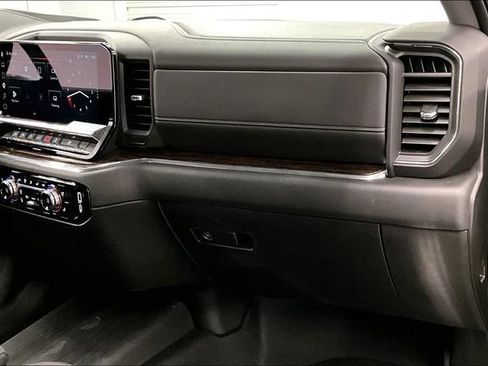 Used 2025 GMC Sierra 1500 SLE w/ Preferred Package AWD/4WD image 18