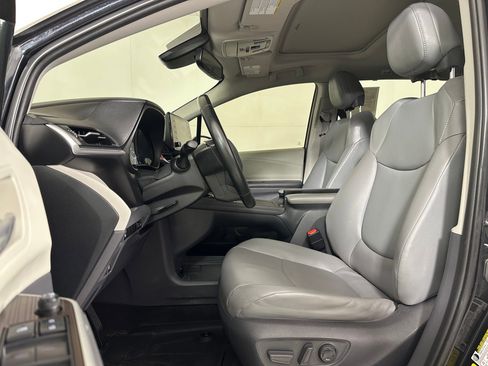 Used 2021 Toyota Sienna XLE image 4