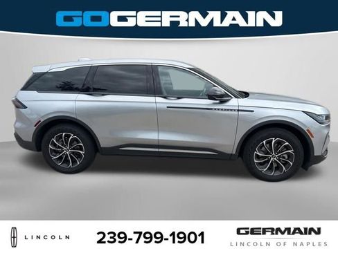 Used 2025 Lincoln Nautilus Premier AWD/4WD image 10