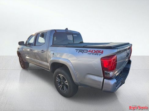 Used 2017 Toyota Tacoma TRD Sport image 3