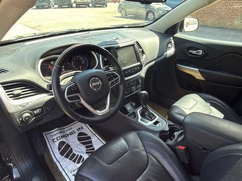 Used 2017 Jeep Cherokee Overland w/ Technology Group FWD image 19