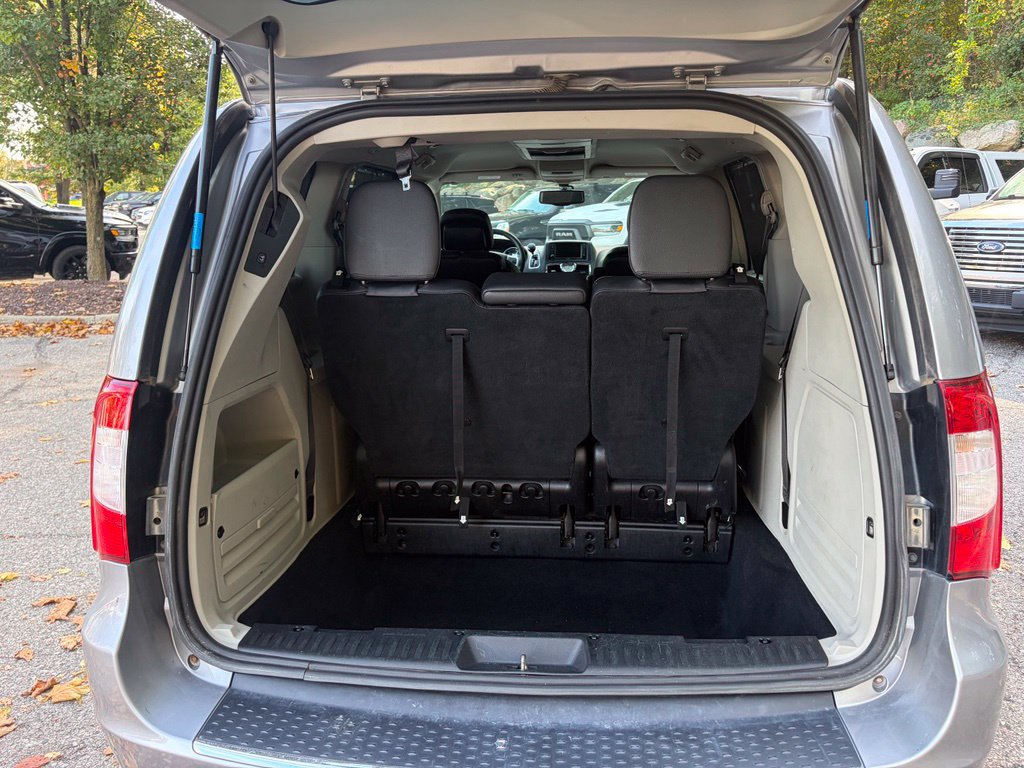Used 2016 Chrysler Town & Country Touring-L w/ Driver Convenience Group FWD image 23