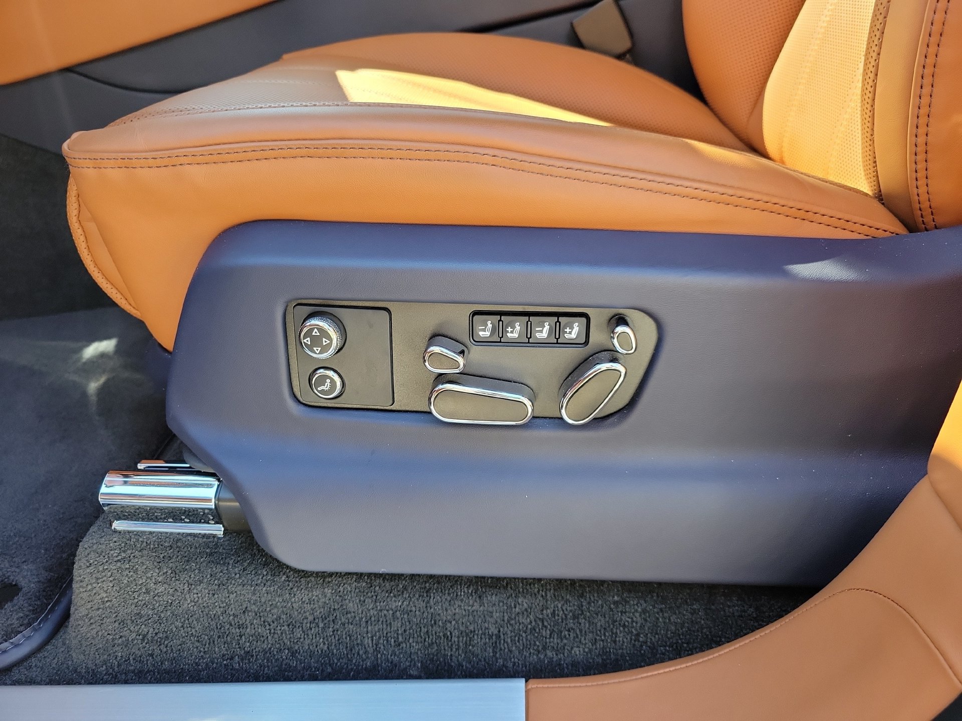 Certified 2025 Bentley Bentayga Extended Wheelbase AWD/4WD image 27