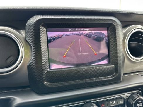 Used 2020 Jeep Wrangler Unlimited Sahara image 27