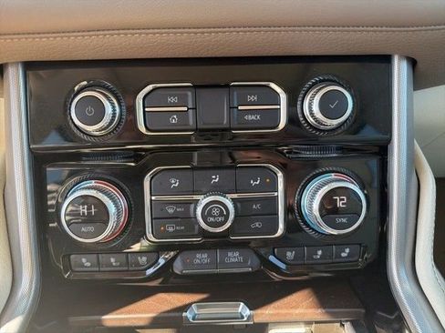 Used 2022 GMC Yukon XL Denali w/ Denali Premium Package AWD/4WD image 10