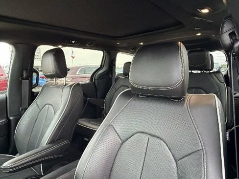 Used 2026 Chrysler Pacifica Limited FWD image 15