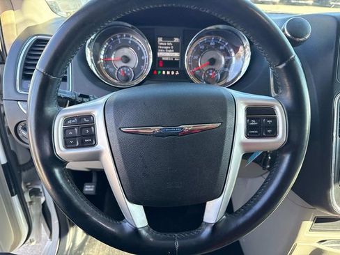 Used 2015 Chrysler Town & Country Touring image 30