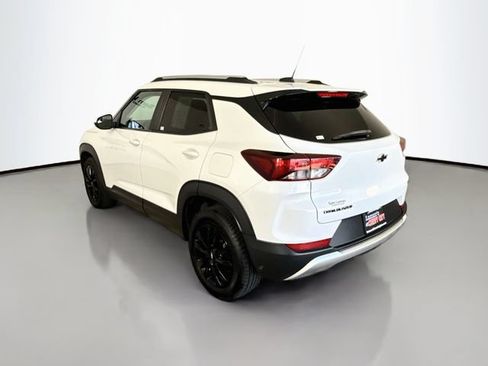Used 2022 Chevrolet TrailBlazer LT w/ LPO, Blackout Package FWD image 5