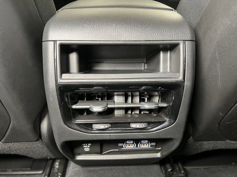 Used 2024 Jeep Grand Cherokee Altitude image 23