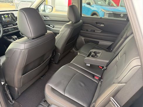 Used 2025 Nissan Pathfinder SL AWD/4WD image 16