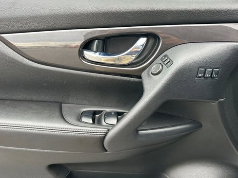 Certified 2019 Nissan Rogue SV w/ Premium Package image 11