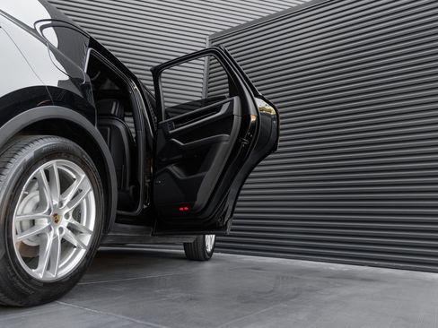 Certified 2024 Porsche Cayenne AWD/4WD image 31