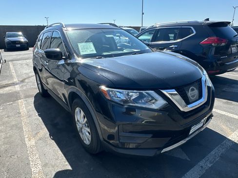 Used 2017 Nissan Rogue SV FWD image 2