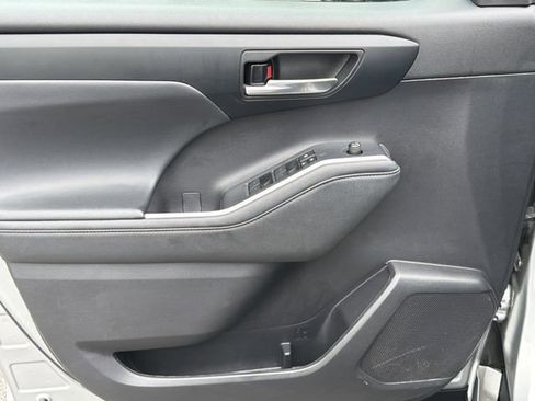 Used 2023 Toyota Highlander XLE FWD image 10