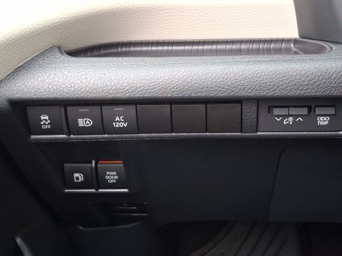 Certified 2024 Toyota Sienna Limited image 25