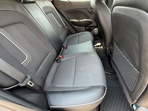 Used 2024 Hyundai Venue Limited FWD image 11
