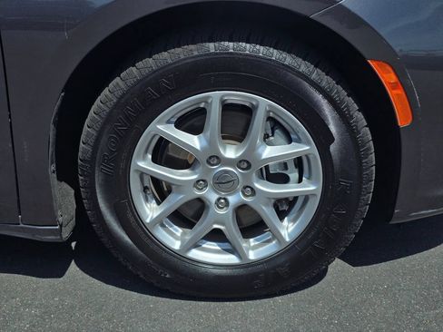 Used 2023 Chrysler Pacifica Touring-L FWD image 10