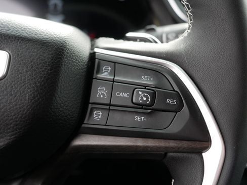 Used 2025 Jeep Grand Cherokee Limited w/ Luxury Tech Group II image 29