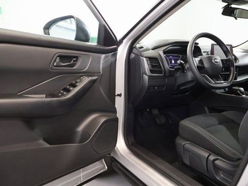 Used 2025 Nissan Rogue S image 9