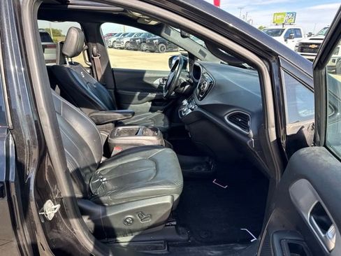 Used 2020 Chrysler Pacifica Touring-L Plus w/ S Appearance Package FWD image 11