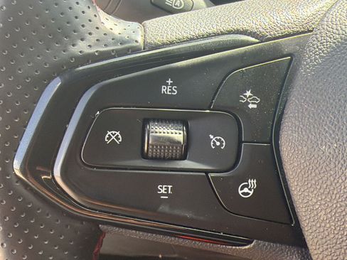 Used 2025 Chevrolet Trax RS w/ Sunroof Package FWD image 17