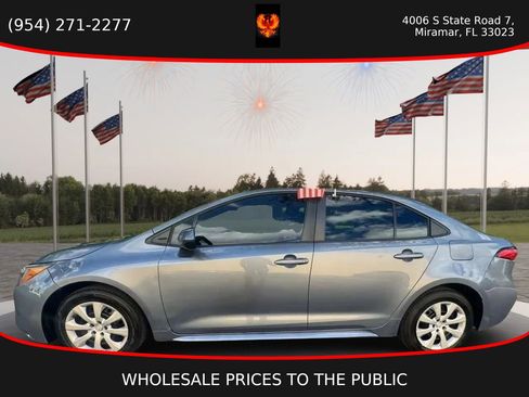 Used 2022 Toyota Corolla LE FWD image 3