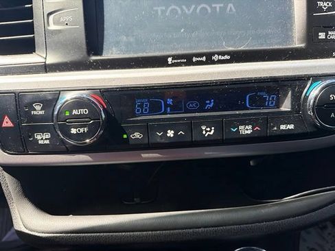 Used 2019 Toyota Highlander SE AWD/4WD image 10