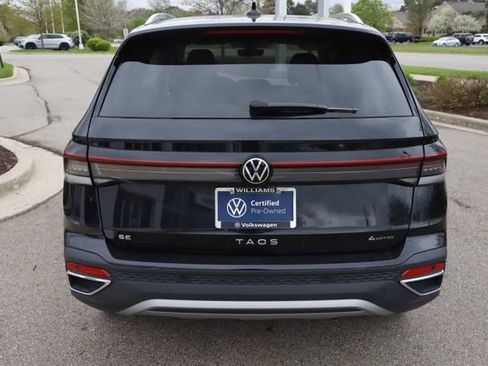 Used 2025 Volkswagen Taos SE w/ Panoramic Sunroof Package AWD/4WD image 4