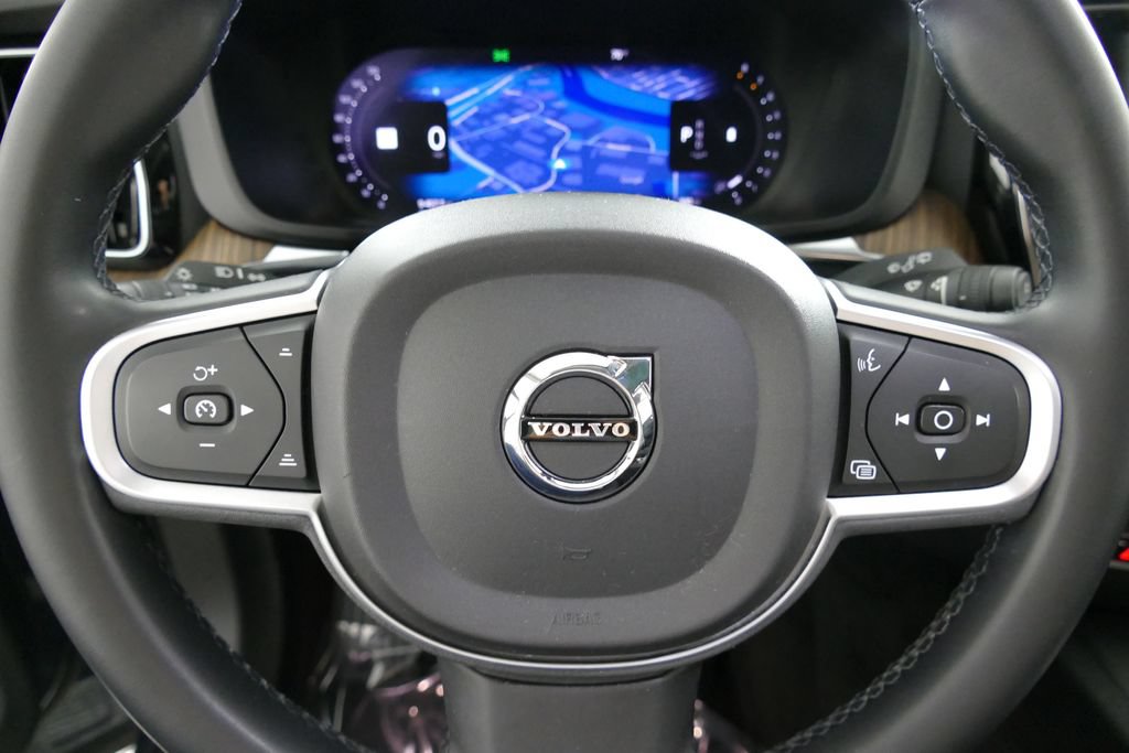 Used 2022 Volvo XC60 B5 Momentum w/ Climate Package AWD/4WD image 16