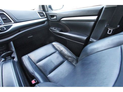 Used 2018 Toyota Highlander XLE AWD/4WD image 12