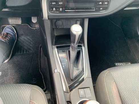 Used 2018 Toyota Corolla LE w/ Carpet Mat Package (TMS) FWD image 13