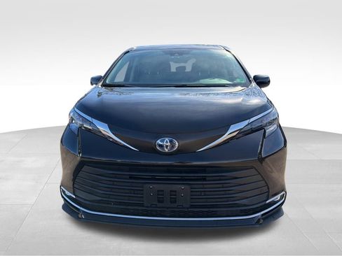 Used 2024 Toyota Sienna XLE image 8