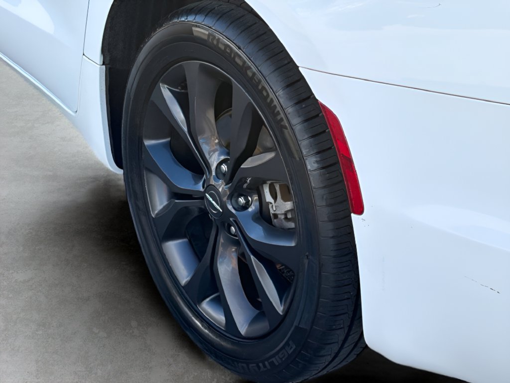 Used 2019 Chrysler Pacifica Touring-L Plus w/ S Appearance Package FWD image 9