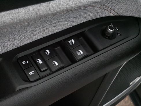 Used 2023 Jeep Compass Latitude w/ Sun and Sound Group AWD/4WD image 19