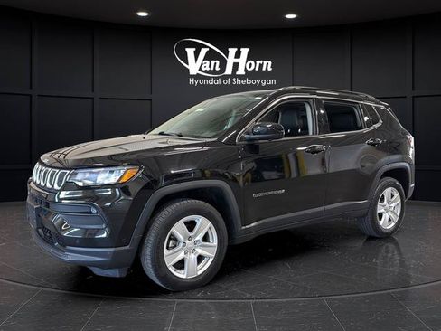 Used 2022 Jeep Compass Latitude w/ Sun and Sound Group AWD/4WD image 3