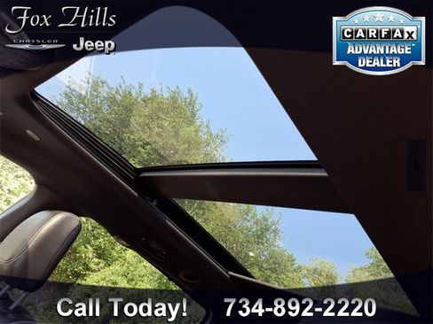 Used 2025 Chrysler Pacifica Limited image 18