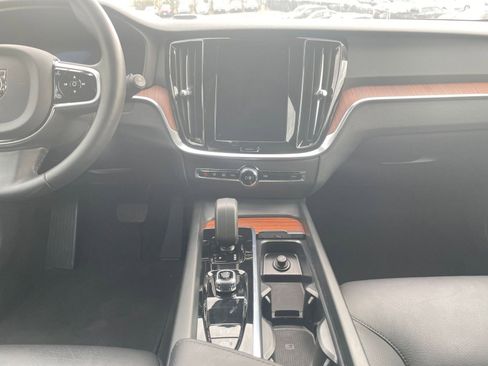 Used 2025 Volvo V60 B5 Cross Country Plus image 18