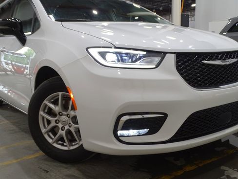 Used 2024 Chrysler Pacifica Touring-L image 42