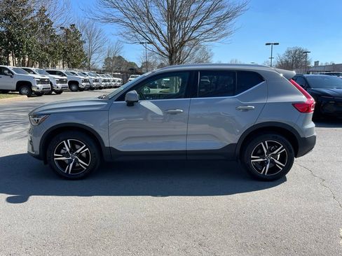 Used 2025 Volvo XC40 B5 Core image 4