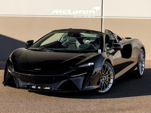 Used 2025 McLaren Artura Spider image 1