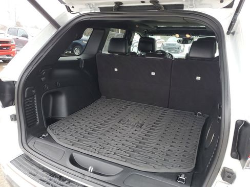 Used 2022 Jeep Grand Cherokee Limited w/ Luxury Group II image 32