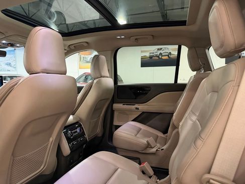 Used 2023 Lincoln Aviator AWD w/ Premium Package image 18