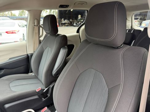 Used 2023 Chrysler Voyager LX FWD image 18
